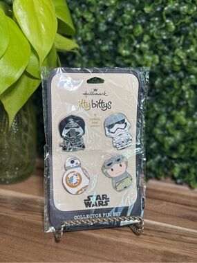 Hallmark itty bittys Star Wars Enamel Pin Set - Black, White, Orange, Tan